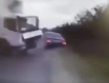 Βίντεο-σοκ: Φορτηγό συντρίβει την λιμουζίνα του προέδρου της Μολδαβίας